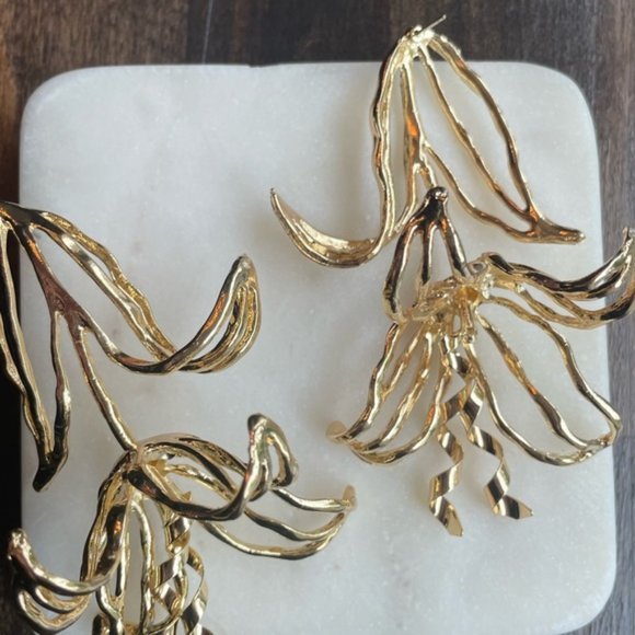 Golden Metal Floral Shape Dangle Earrings - Picture 3 of 6